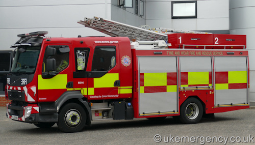 NJ21 KNN Tyne and Wear Fire and Rescue Service Volvo FL / Emergency ..