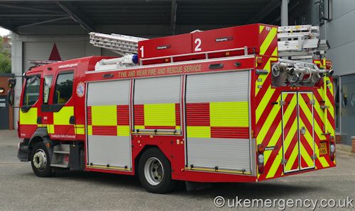 NJ21 KNN Tyne and Wear Fire and Rescue Service Volvo FL / Emergency ..